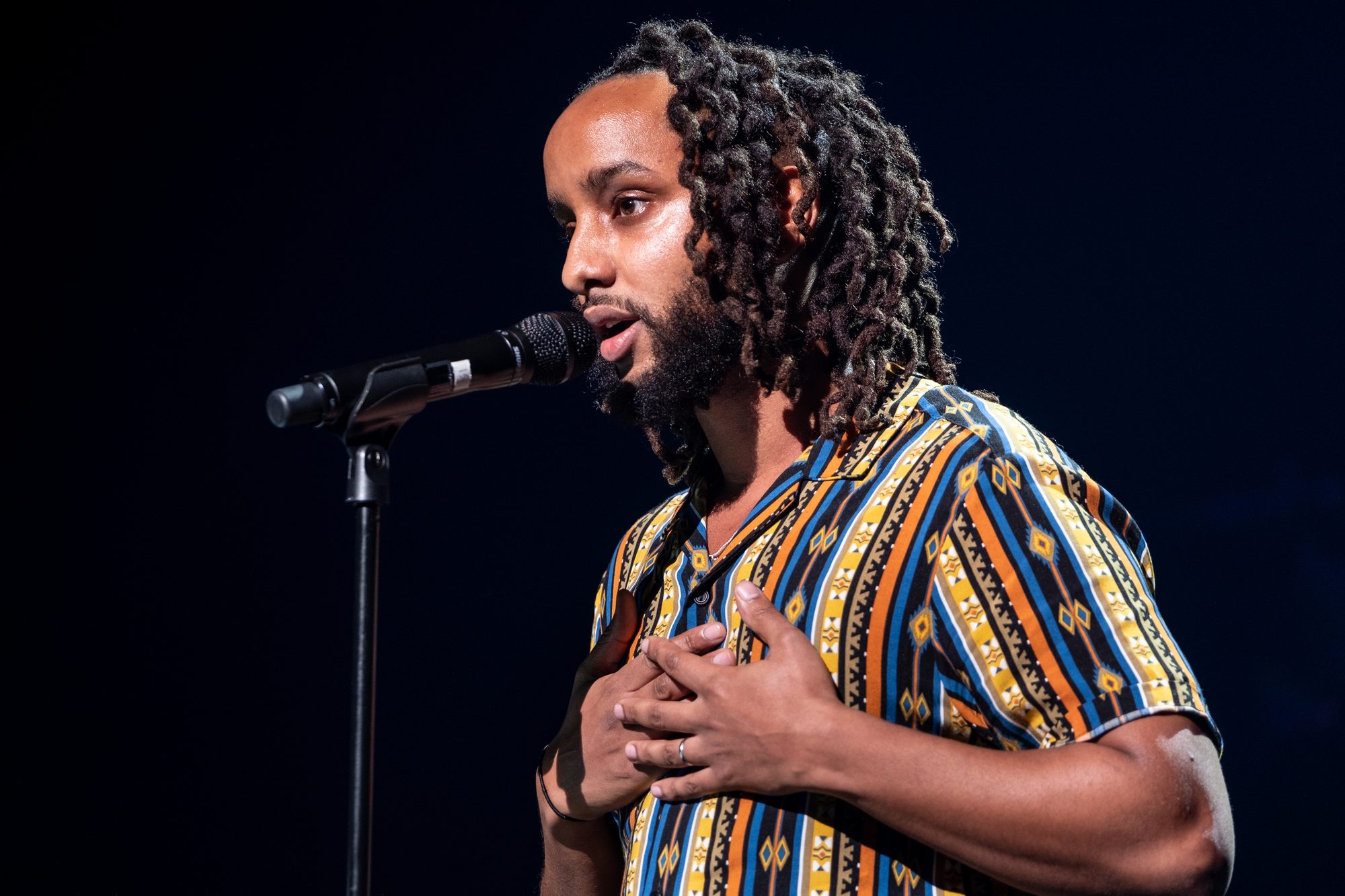 Simon Matiwos framför mikrofon på Dramaten