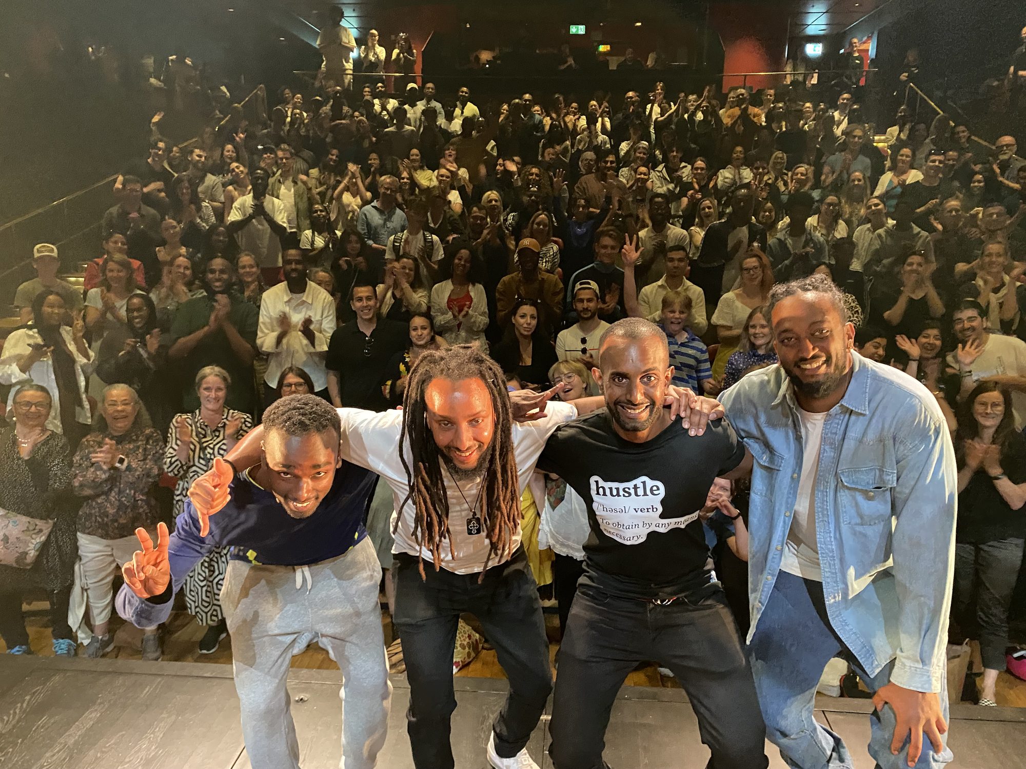 Fullsatt salong efter föreställningen