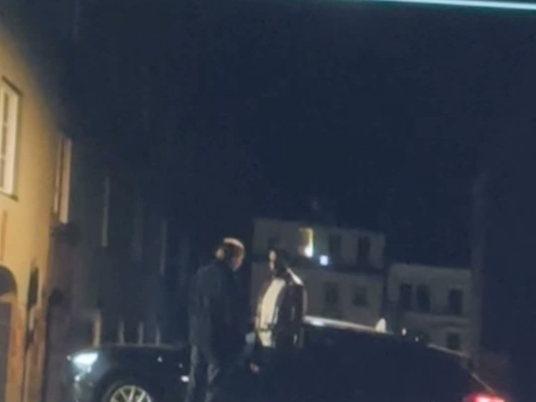 Regimonitorn visar en scen vid bilen, inspelning pågår