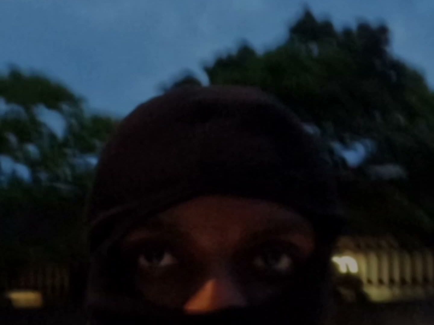 Maskerad figur i skymningsljus, bildruta ur Goated Poesi