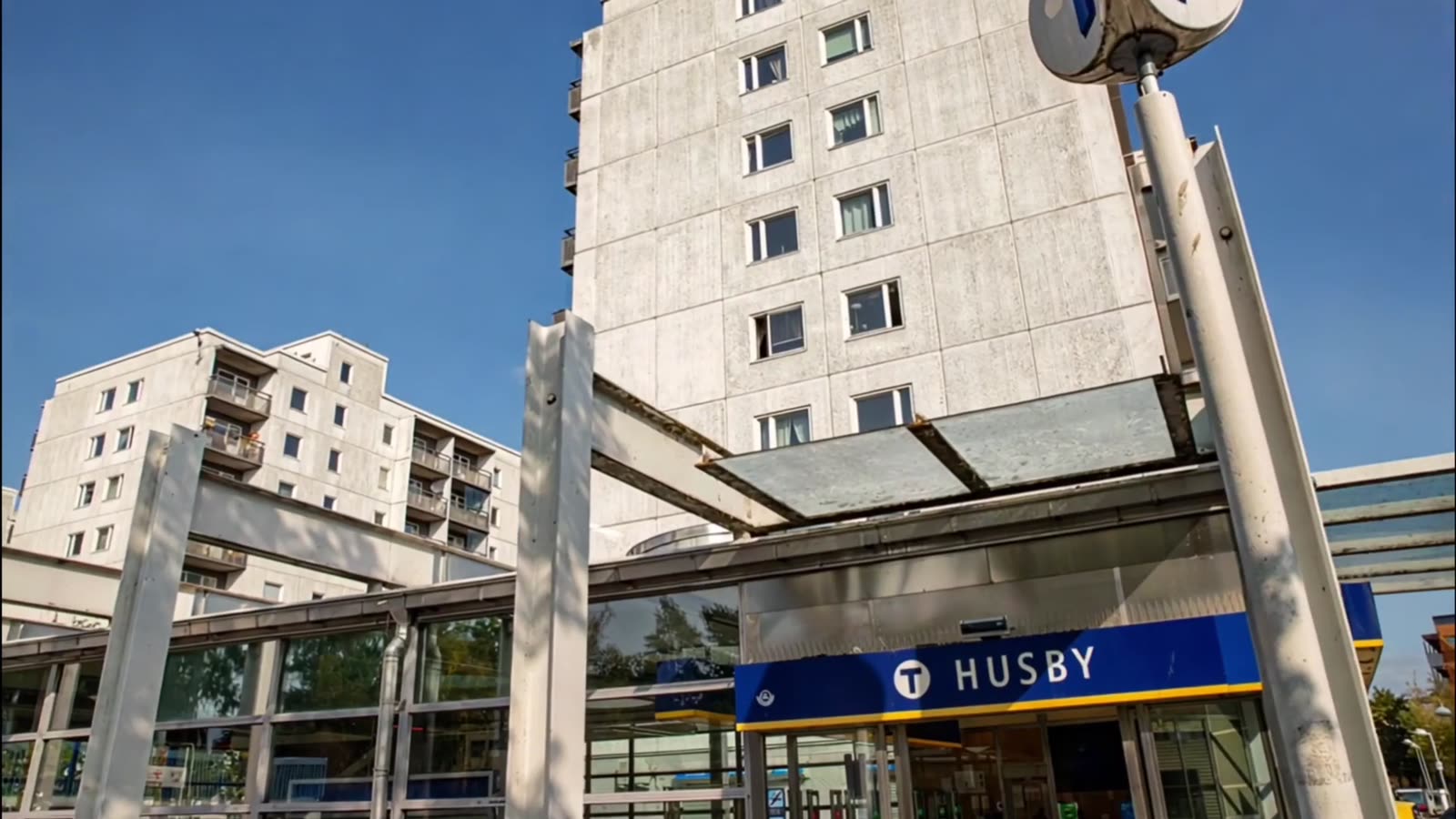 Husby tunnelbanestation en klar dag, öppningsbilden i Tänk Om