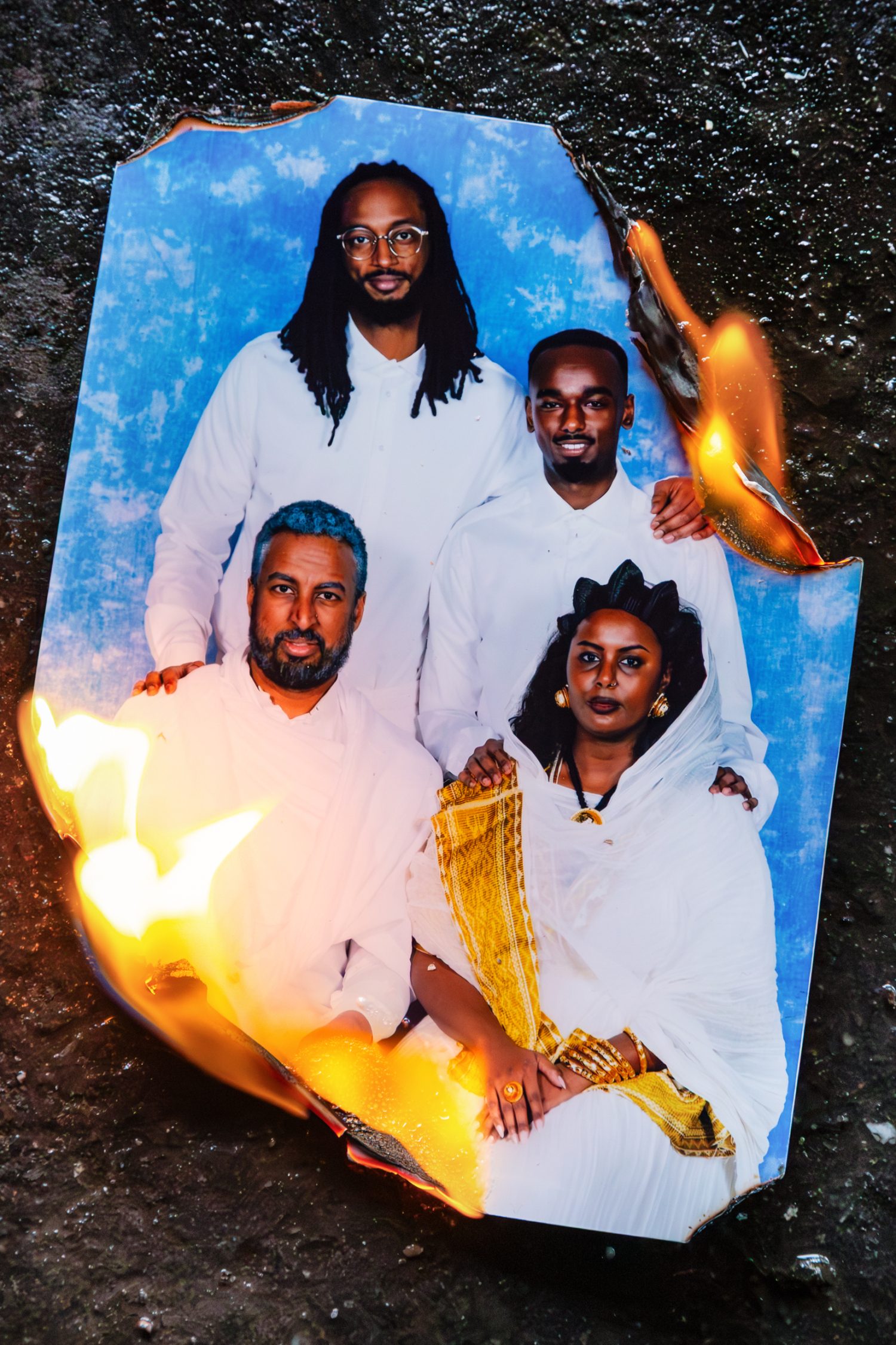 Ett familjefotografi som brinner på asfalt