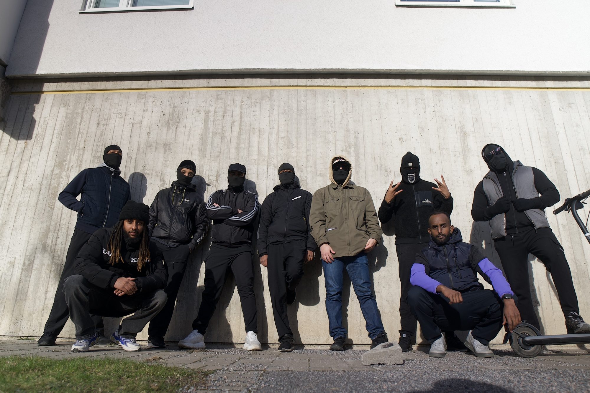 Gruppbild mot betongvägg i Husby