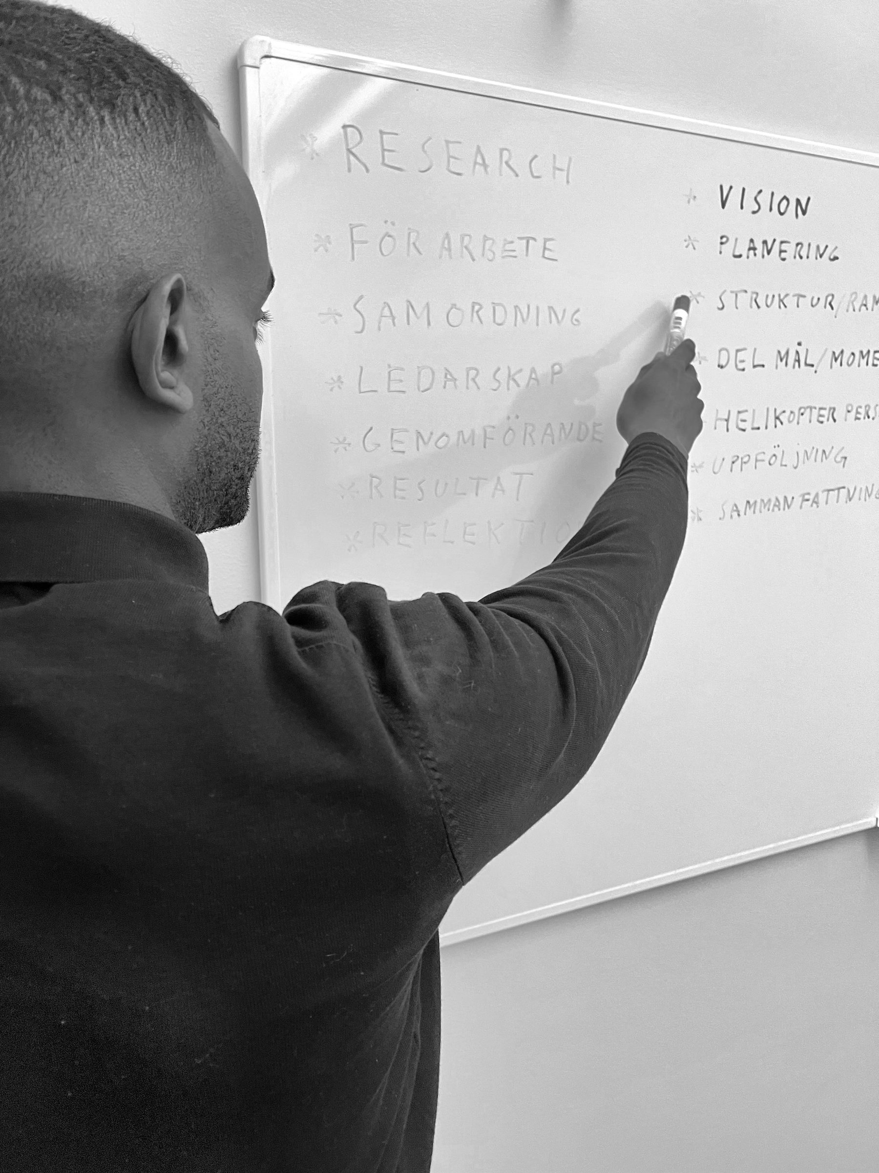 Ledare skriver på whiteboard under en workshop